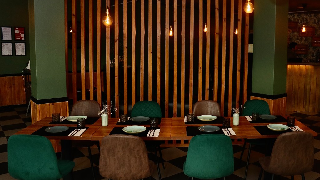 Interior acolhedor do Pikos Restaurante em Torres Vedras.