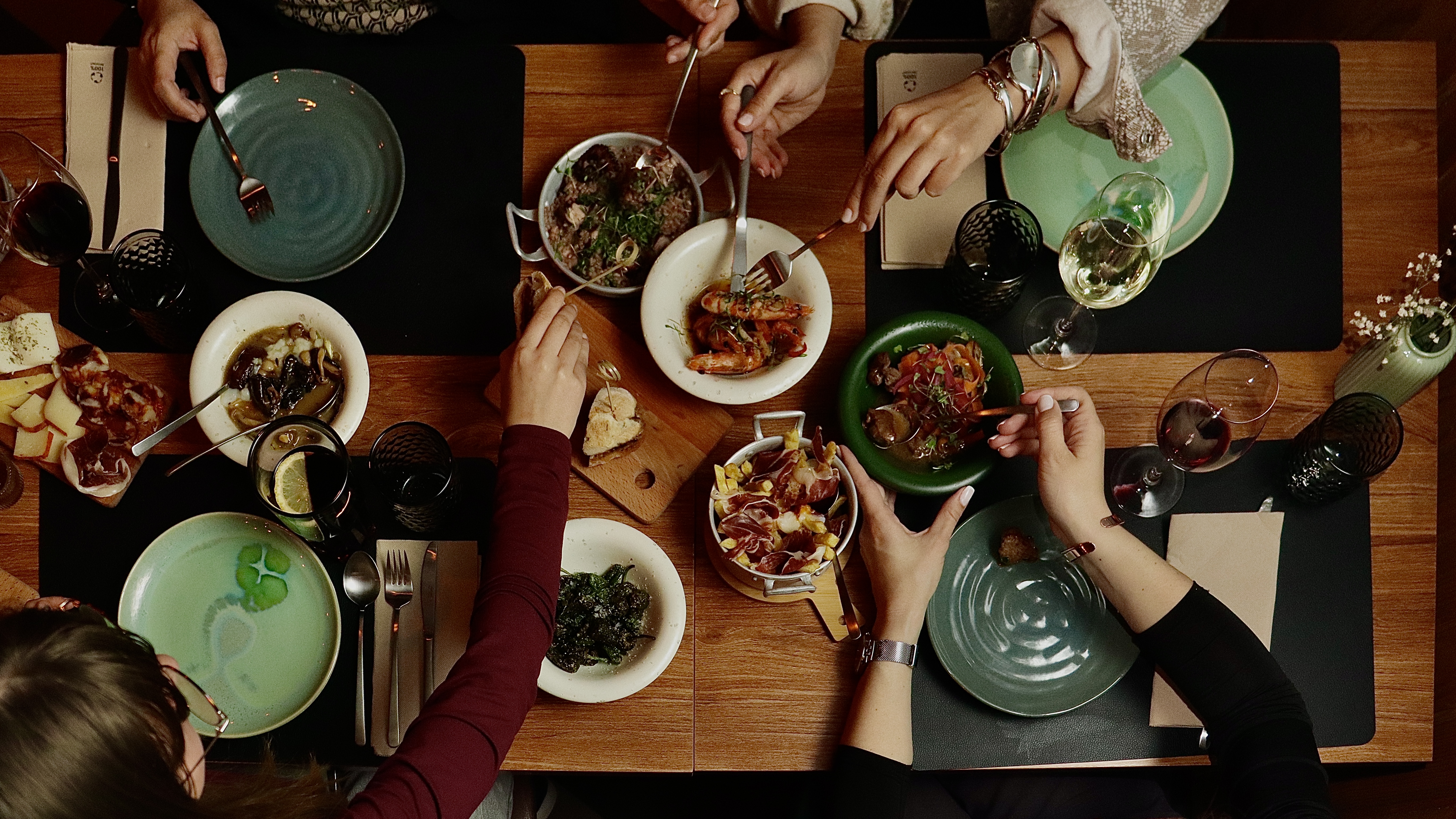 Partilha de pratos portugueses no Pikos Restaurante em Torres Vedras.